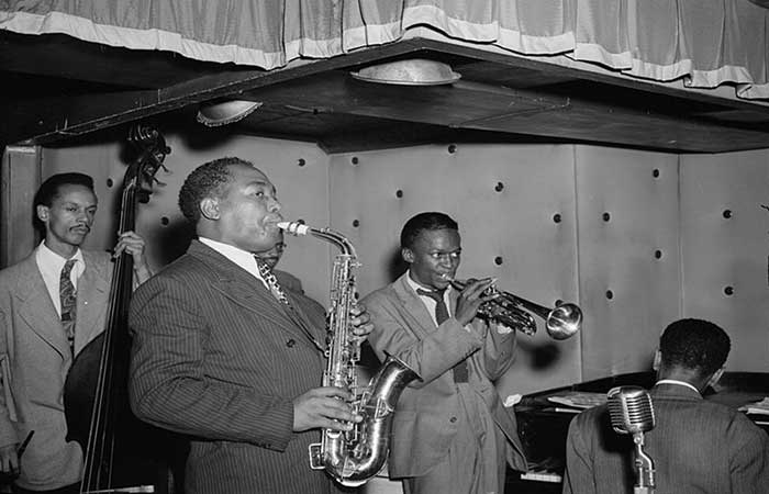 Charlie Parker, Tommy Potter, Miles Davis, Duke_Jordan e Max_Roach nel 1947.