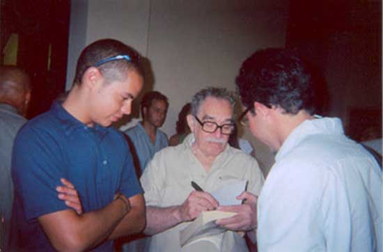 Gabriel Garcia Marqueza autografa una copia di 'Cent'anni di solitudine'