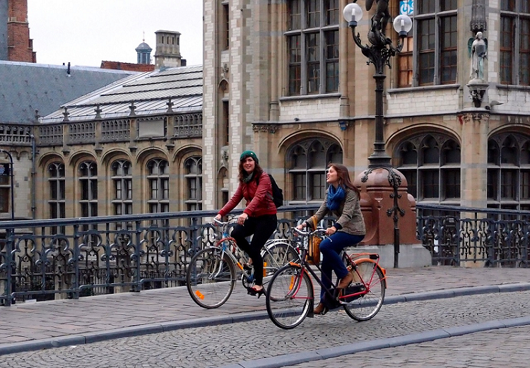 due donne in bicicletta